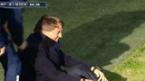 HLV Roberto Mancini dính "chưởng" ngay trên sân bóng