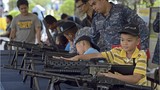 Xem trẻ em Thái Lan tập bắn súng điệu nghệ