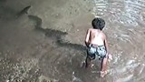Phát hãi em bé vô tư chơi đùa với lươn điện