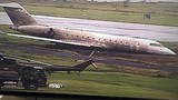 Phát hoảng máy bay gặp nạn cày nát đường băng