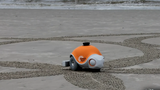 Ngỡ ngàng robot vẽ tranh siêu đẹp trên bãi biển