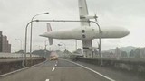 Thời khắc kinh hoàng khi máy bay Đài Loan rơi