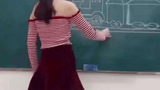 Cô giáo ăn mặc thiếu vải khi giảng bài trên lớp gây tranh cãi 