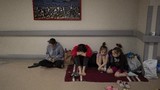 Trẻ em Ukraine hát quốc ca khi trốn dưới hầm trú bom