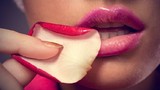 Đẹp lôi cuốn với cách làm son môi từ hoa hồng