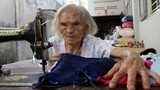Video: Tấm lòng vàng của cụ già 92 tuổi may chăn tặng người nghèo
