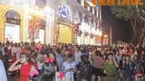 Biển người Sài Gòn đội mưa đi chơi Noel