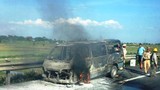 Xe khách chở 12 người cháy rụi trên cao tốc Pháp Vân