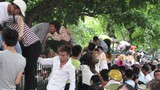 Cảnh người dân ào ào trèo rào Văn Miếu xem diễu binh