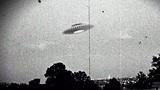 Xôn xao vật thể lạ giống UFO bay trên lâu đài cổ