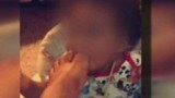 Phẫn nộ cô gái đút ngón chân vào miệng bé 7 tháng tuổi