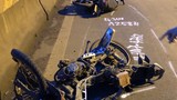 Tai nạn liên hoàn ôtô tông 3 xe máy tan nát, húc sập cổng nhà dân