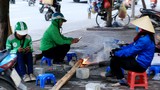 Hà Nội: Người lao động đốt lửa sưởi ấm trong trời giá rét