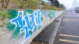 Vẽ graffiti tự phát trên đường trăm tỷ ở Hà Nội