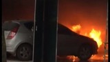 Ôtô Hyundai i30 đang đậu trong nhà bỗng bốc cháy ngùn ngụt