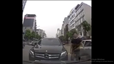 Clip: Mercedes lấn làn, tài xế xuống chửi bới do không nhường đường