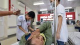 Bệnh nhân kêu gào trong phòng cấp cứu vì quá đau đầu ngày nắng nóng