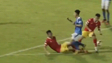 Video: Pha va chạm kinh hoàng khiến cầu thủ Than Quảng Ninh gãy chân trên sân