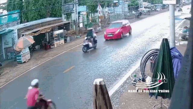 Video: Đang sang đường, 2 người đi xe máy bị tông văng lên nóc capo
