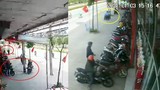 Video: 6 người dàn cảnh trộm xe máy khiến bảo vệ quay cuồng