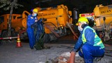 Công nhân môi trường hút bùn 'xuyên đêm' trong giá rét