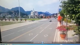 Video: Ô tô tông người đi bộ bay lên không trung