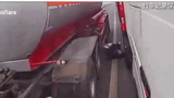 Video: Kinh hoàng cảnh tài xế ô tô suýt mất mạng dưới bánh xe bồn