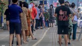 Cận cảnh thần tốc xét nghiệm COVID-19 ngay trên hè phố Hà Nội