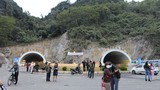 Người dân Quảng Ninh đổ xô "check in" hầm xuyên núi bao biển