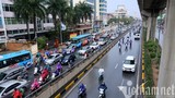 Người Hà Nội đi làm ngày đầu tuần trong mưa rét