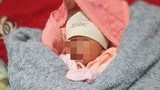 Phát hiện một trẻ sơ sinh bị bỏ rơi kèm phiếu tiêm chủng