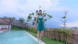 Minh Hằng khoe dáng ngọc bên bể bơi trong váy xanh cut-out