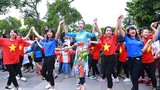 HH Đỗ Mỹ Linh diện áo dài nhảy flashmob ở Hồ Gươm