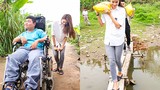 Phạm Hương vác gạo, bơm xe lăn cho trẻ em nghèo