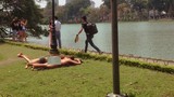 Hai du khách Tây ăn mặc phản cảm nằm trên bãi cỏ ở Hồ Gươm