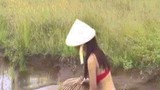 Video: Cô gái Việt mặc bikini bắt cá khiến dân mạng “phát sốt“