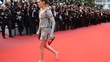 Kristen Stewart phá luật, cởi giày đi chân trần trên thảm đỏ Cannes 