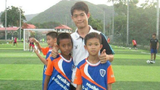 Tuổi thơ bất hạnh của huấn luyện viên đội bóng Thái Lan mất tích 