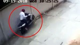 Video: Trộm bẻ khóa rồi bốc đầu xe máy tẩu thoát