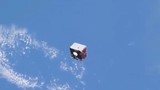 Video: Vật thể lạ trông như tủ quần áo bay lơ lửng trên tầng khí quyển