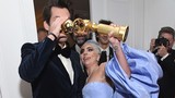 “Ẵm” Quả cầu vàng 2019, Lady Gaga ăn mừng bá đạo ở hậu trường