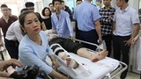 Bệnh viện Việt Đức chật cứng bệnh nhân pháo nổ và tai nạn giao thông