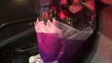 Người đàn ông lấy hoa từ nhà tang lễ làm quà Valentine tặng vợ
