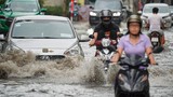 Xe sang Rolls-Royce chết máy sau cơn mưa lớn ở Thảo Điền