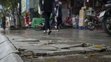 Lãnh đạo quận ở Hà Nội: Đá lát độ bền 70 năm bị vỡ do xe cộ leo lên vỉa hè