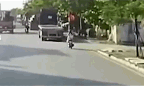 Video: Không quan sát, cô gái tông thẳng vào xe đầu kéo ở Hải Phòng