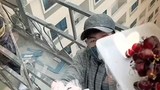 Video: Anh CEO mang chùm nho ăn dở tặng thợ sơn gây tranh cãi