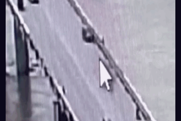 Video: Say rượu, nam tài xế tông người đi xe điện bay xuống sông