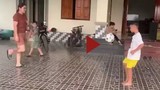 Video: Hai mẹ con trổ tài tâng bóng siêu đỉnh khiến cộng đồng mạng trầm trồ
