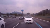 Video: Kinh hoàng tài xế xe buýt đâm nát ô tô trên cao tốc